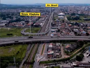 Cruzamento de rodovias em área urbana com legenda de novo viaduto